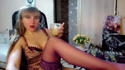 Snapshot of evelove33 chatting on December 7, 2024, 5:20 pm evelove online show from December 7, 2024, 5:20 pm