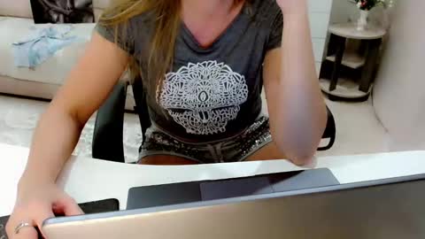 Snapshot of evelove33 chatting on October 11, 2025, 5:11 pm evelove online show from October 11, 2025, 5:11 pm