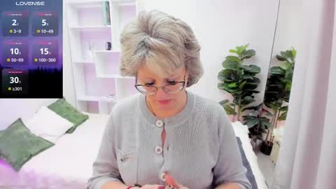 Evelyn online show from December 4, 2025, 5:17 am