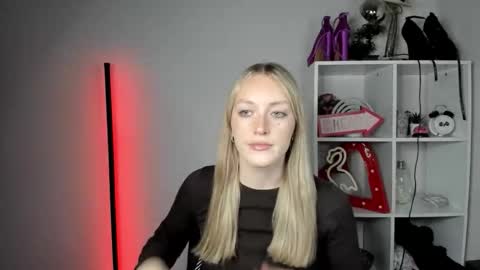 evelynblond online show from June 9, 2026, 12:39 pm