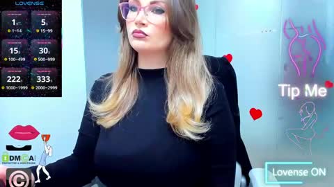 Snapshot of evelyne_rose chatting on April 19, 2026, 3:39 am evelyne_rose online show from April 19, 2026, 3:39 am
