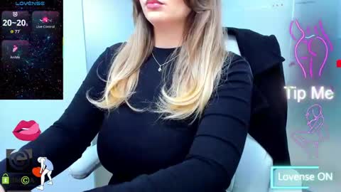 Snapshot of evelyne_rose chatting on April 27, 2026, 5:05 am evelyne_rose online show from April 27, 2026, 5:05 am