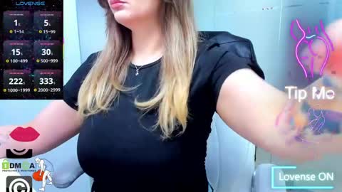 Snapshot of evelyne_rose chatting on May 29, 2026, 5:27 am evelyne_rose online show from May 29, 2026, 5:27 am