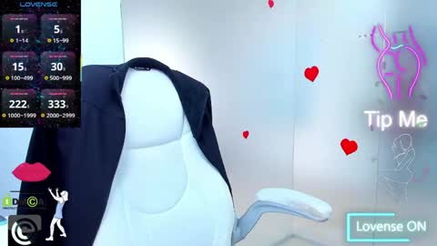 Snapshot of evelyne_rose chatting on June 9, 2026, 5:19 am evelyne_rose online show from June 9, 2026, 5:19 am