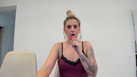 Snapshot of evelynevyyy chatting on March 4, 2026, 6:30 am evelynevyyy online show from March 4, 2026, 6:30 am