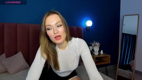 Evelyn online show from November 17, 2025, 1:33 am