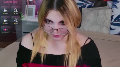 evie_val online show from November 7, 2025, 3:23 pm