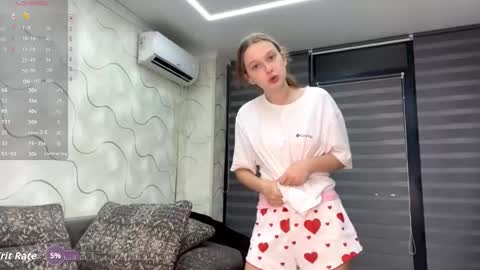Snapshot of evonnesilvestre chatting on October 21, 2025, 4:19 pm Eva online show from October 21, 2025, 4:19 pm