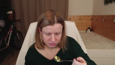 Crystal online show from December 6, 2024, 9:13 pm