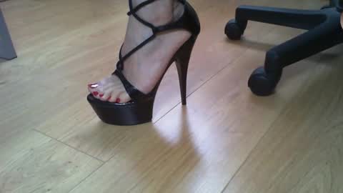 Elise online show from October 21, 2025, 1:23 pm