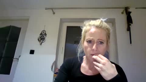 Snapshot of fairy_nightmare chatting on October 15, 2025, 4:40 pm Fairy NightMary online show from October 15, 2025, 4:40 pm