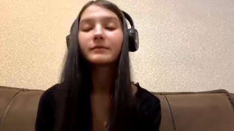 Aurora 18yo online show from November 18, 2025, 9:25 am