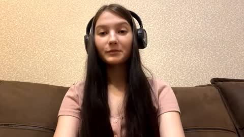 Aurora 18yo online show from December 22, 2025, 9:06 am
