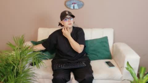 Feelena online show from September 19, 2025, 1:01 pm