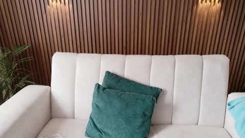 Feelena online show from December 18, 2025, 5:19 pm