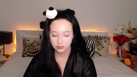 Felicia Herceg online show from October 31, 2025, 7:26 pm