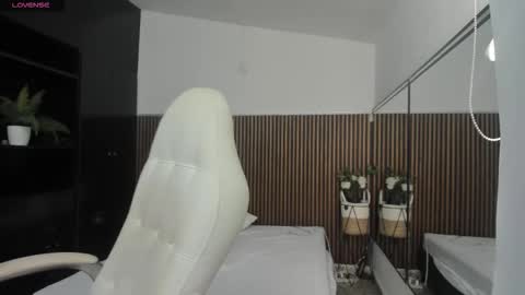 Freyja  online show from November 13, 2025, 4:50 pm