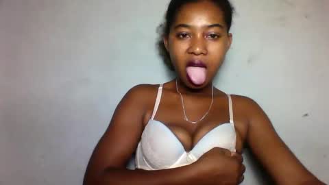 florencia011 online show from March 3, 2025, 10:42 pm