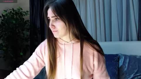 Snapshot of flouvet chatting on October 29, 2025, 7:43 am Flouvet online show from October 29, 2025, 7:43 am