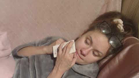 say meow and send tip  online show from December 3, 2025, 9:13 pm