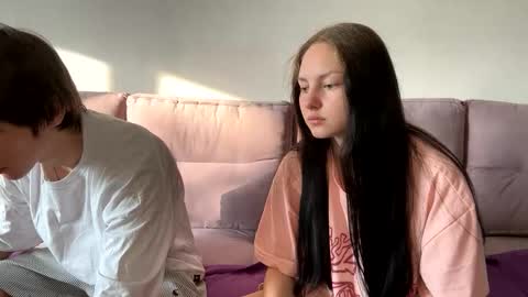 flowerscouple online show from September 9, 2025, 2:11 am