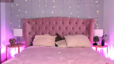 Mia online show from November 16, 2025, 9:20 pm