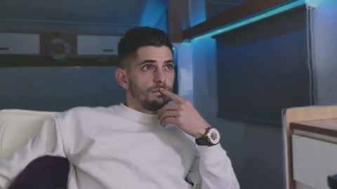 independent model online show from November 30, 2025, 7:18 pm