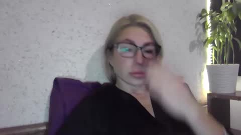 fox_red_lady7 online show from November 7, 2025, 7:47 pm