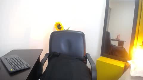 Foxy miilf online show from November 7, 2025, 2:28 pm