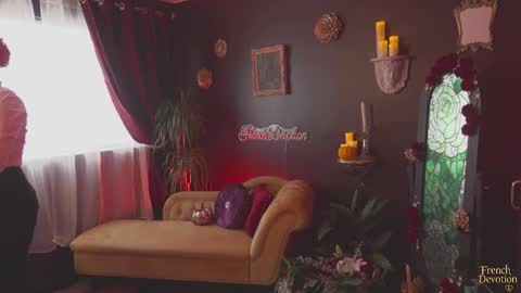 Snapshot of french_devotion chatting on October 23, 2025, 1:43 pm Louise or Lou 3 online show from October 23, 2025, 1:43 pm