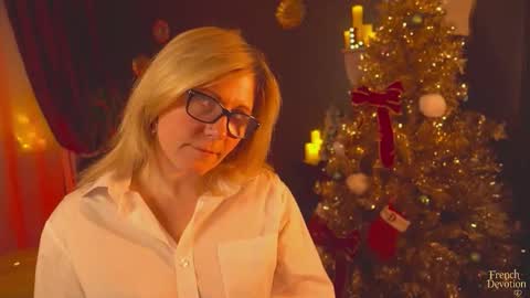 Snapshot of french_devotion chatting on December 5, 2025, 7:50 am Louise or Lou 3 online show from December 5, 2025, 7:50 am