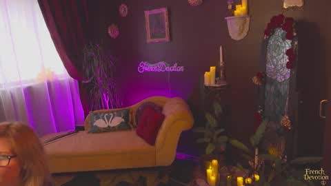 Snapshot of french_devotion chatting on January 11, 2026, 2:33 pm Louise or Lou 3 online show from January 11, 2026, 2:33 pm