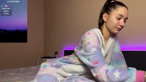 FreyaOliver online show from December 18, 2025, 9:32 pm