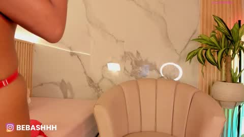   Independent model online show from December 17, 2025, 12:33 pm