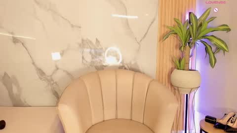   Independent model online show from January 6, 2026, 12:20 pm