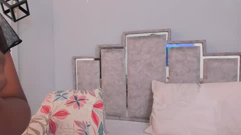 gabyyjones online show from March 6, 2025, 11:47 am