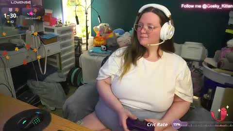 Snapshot of geeky_kitten chatting on October 20, 2025, 10:10 pm Geeky Kitten Leina -  online show from October 20, 2025, 10:10 pm