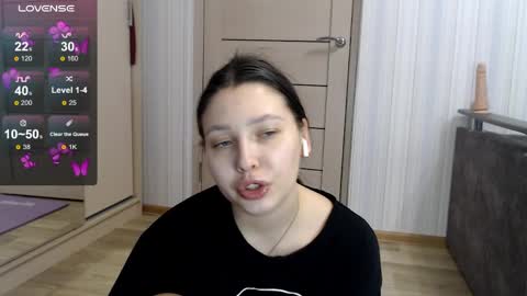 genev__ievee online show from April 3, 2026, 5:22 pm