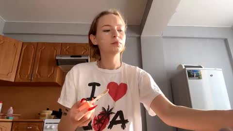 Snapshot of geneviveseay chatting on September 23, 2025, 5:21 am Emmi online show from September 23, 2025, 5:21 am