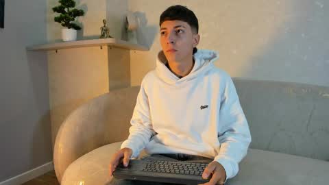 Snapshot of gian_rossii chatting on June 9, 2026, 11:11 am GIAN online show from June 9, 2026, 11:11 am