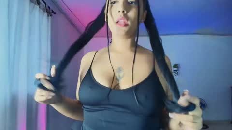 Giana Roberts online show from November 4, 2025, 12:04 pm