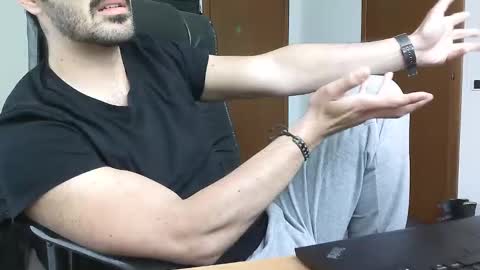 gianniamalfi online show from April 17, 2026, 3:26 pm