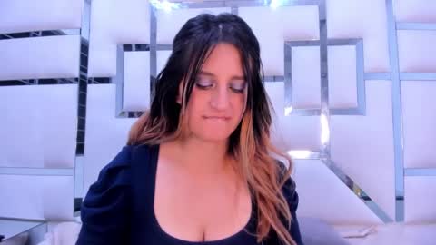 GiaRoussel online show from January 28, 2025, 6:39 pm