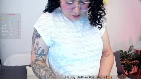 girl_inline online show from September 19, 2025, 12:23 am