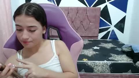 girl_princess18 online show from October 31, 2025, 2:45 am