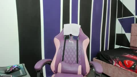 girl_princess18 online show from December 15, 2025, 7:18 pm