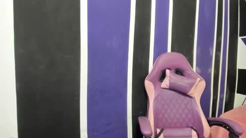 girl_princess18 online show from March 11, 2026, 9:32 pm