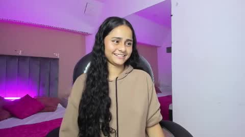GISELLE ROLDAN online show from June 7, 2026, 3:54 am