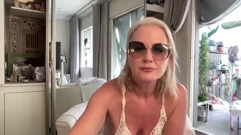 Gl1tter Barbie online show from March 29, 2026, 11:10 am