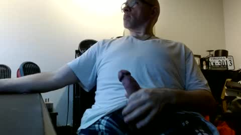 glaikind925958 online show from June 16, 2026, 3:31 am